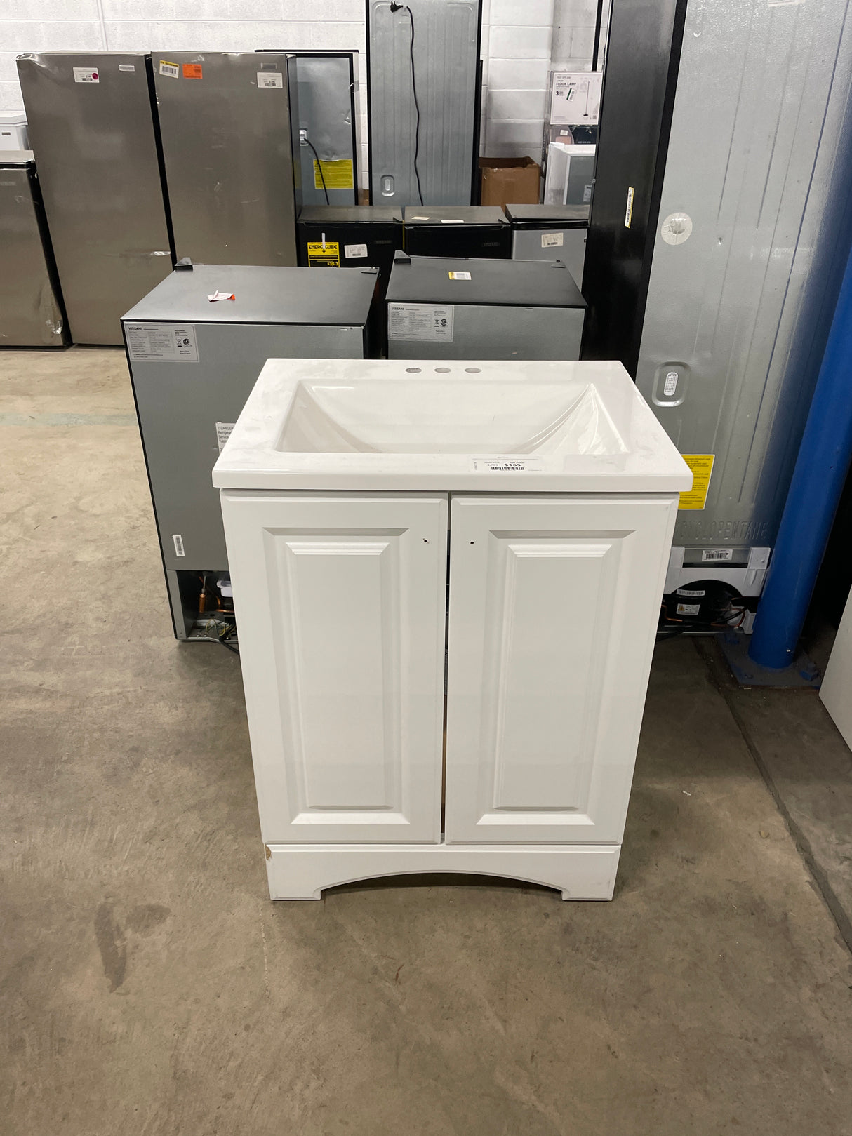 Everdean 25 in. W x 19 in. D x 34 in. H Single Sink Freestanding Bath Vanity in White with White Cultured Marble Top