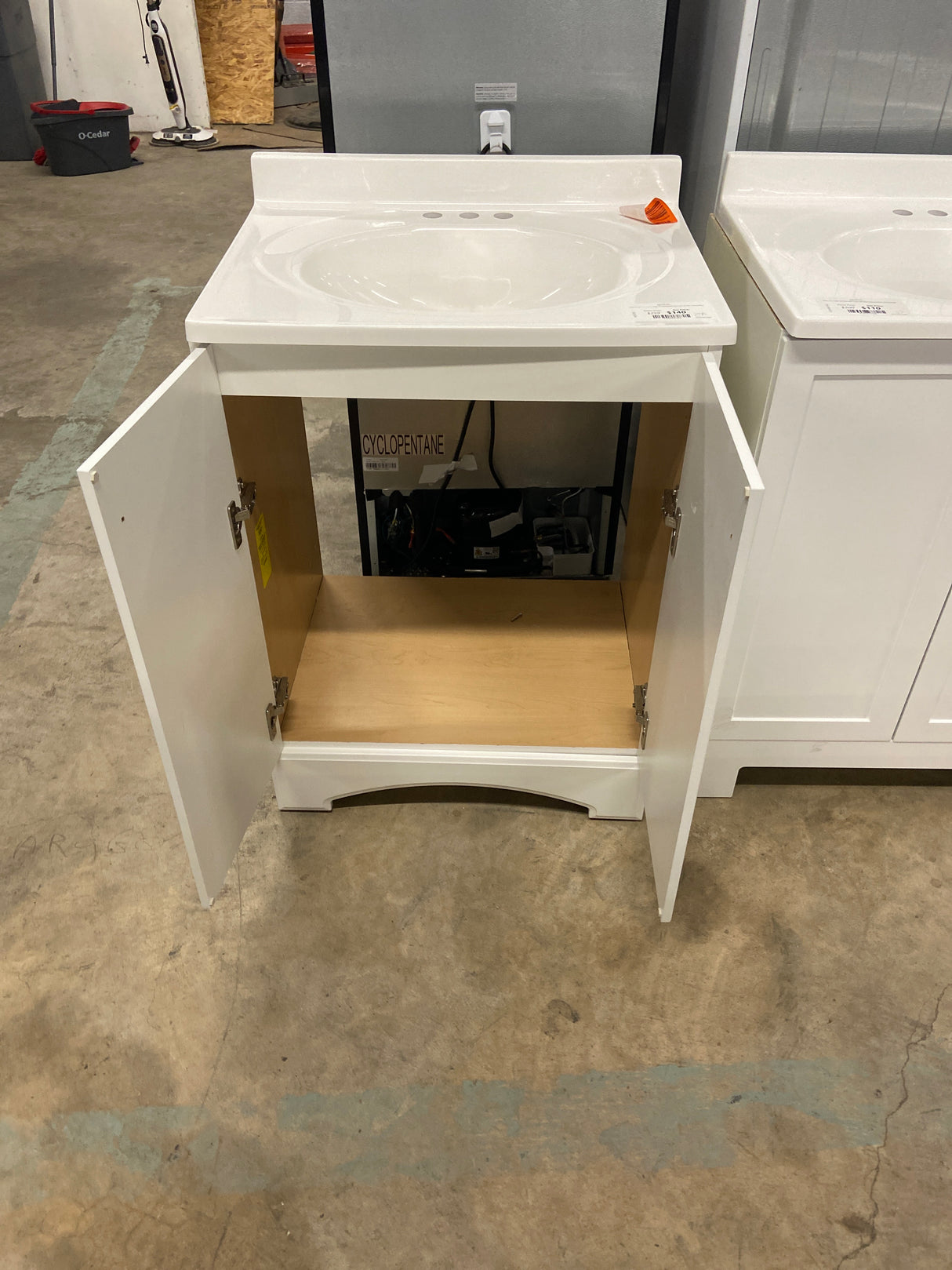 Everdean 25 in. W x 19 in. D x 34 in. H Single Sink Freestanding Bath Vanity in White with White Cultured Marble Top
