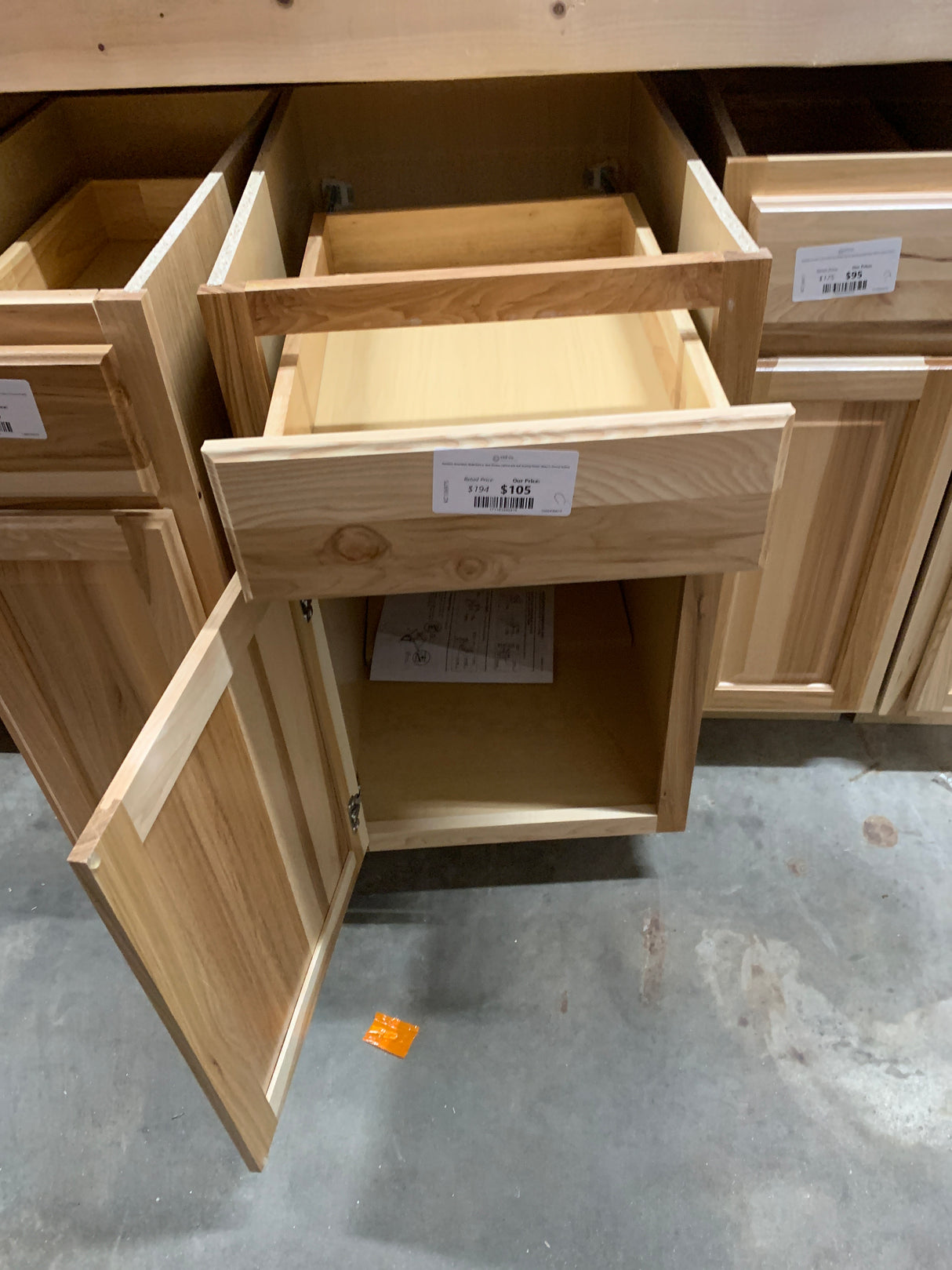 Hampton Assembled 18x34.5x24 in. Base Kitchen Cabinet with Ball-Bearing Drawer Glides in Natural Hickory