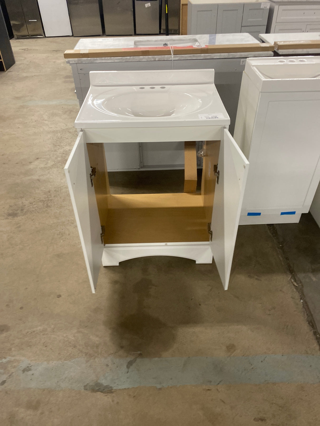 Everdean 25 in. W x 19 in. D x 34 in. H Single Sink Freestanding Bath Vanity in White with White Cultured Marble Top
