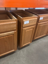 Hampton Assembled 15x34.5x24 in. Base Kitchen Cabinet with Ball-Bearing Drawer Glides in Medium Oak