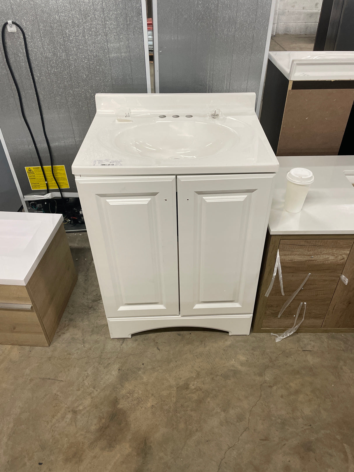 Everdean 25 in. W x 19 in. D x 34 in. H Single Sink Freestanding Bath Vanity in White with White Cultured Marble Top