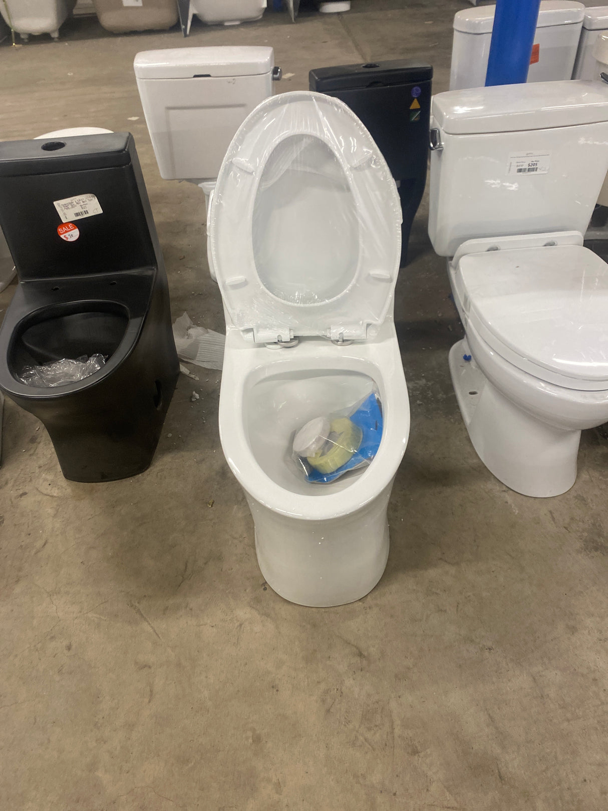 1-piece 0.8/1.28 GPF Dual Flush Elongated Toilet in White Seat Included