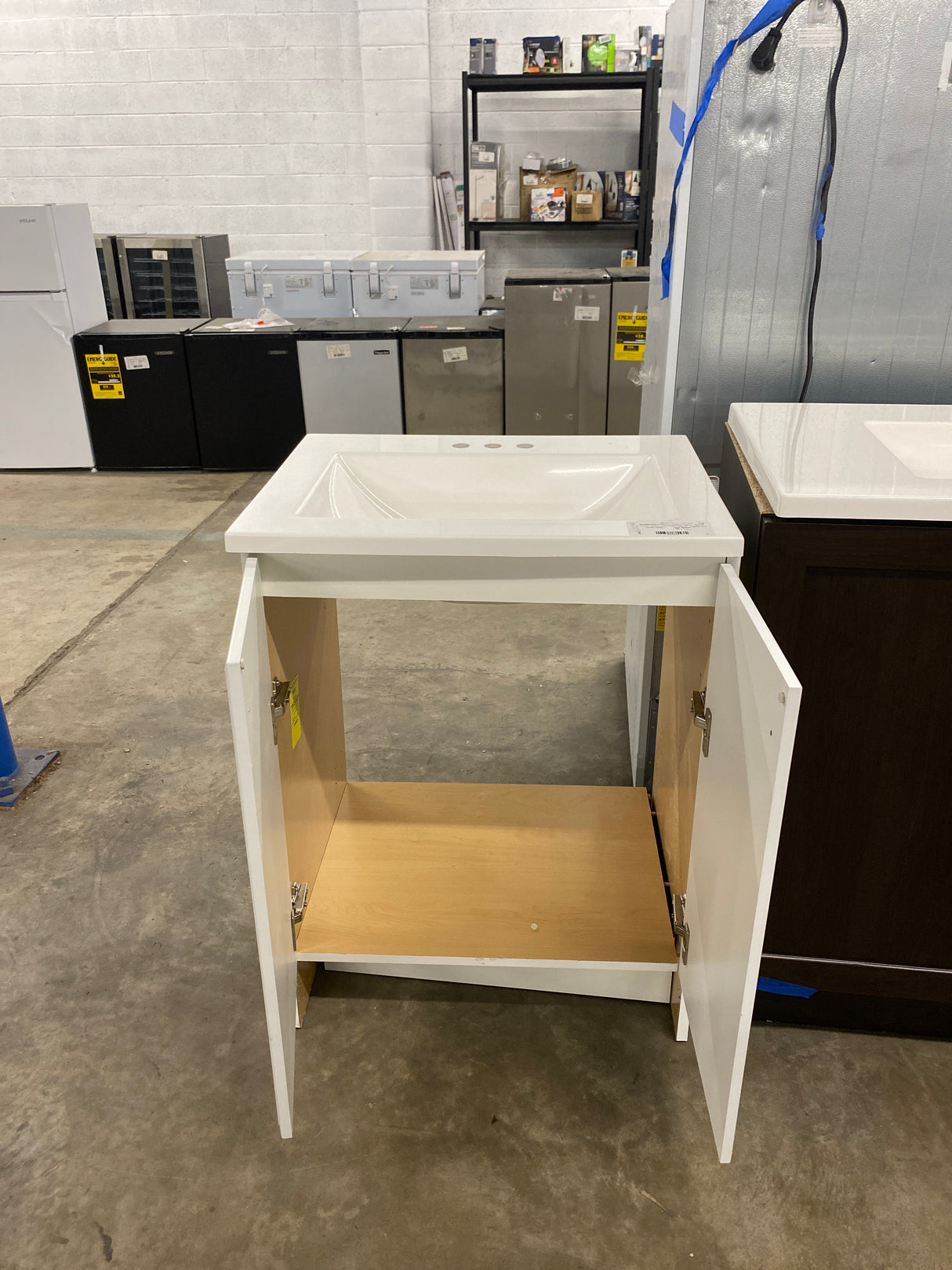 Everdean 25 in. W x 19 in. D x 34 in. H Single Sink Freestanding Bath Vanity in White with White Cultured Marble Top