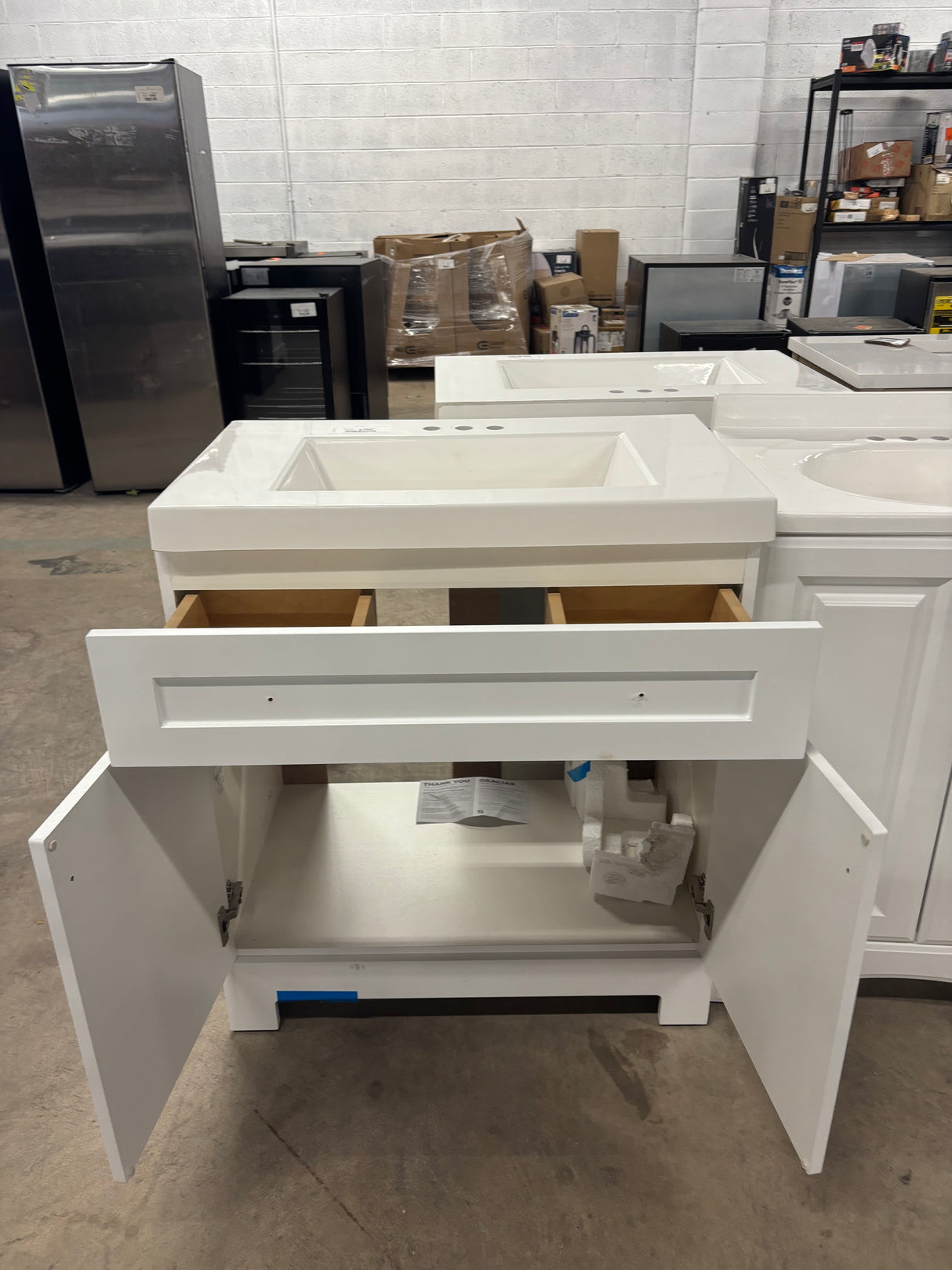 Everdean 31 in. W x 19 in. D x 34 in. H Single Sink Freestanding Bath Vanity in White with White Cultured Marble Top